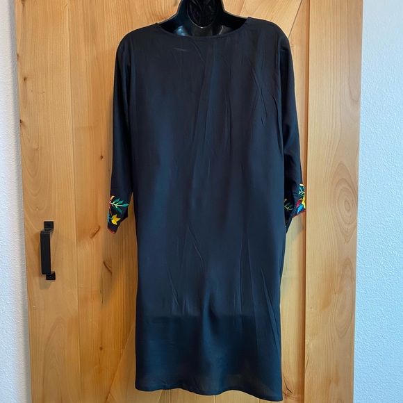 Beautiful embroidered rayon dress - Picture 7 of 8